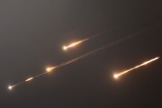 天降五夫伊朗以导弹齐射回应以色列的大规模袭击